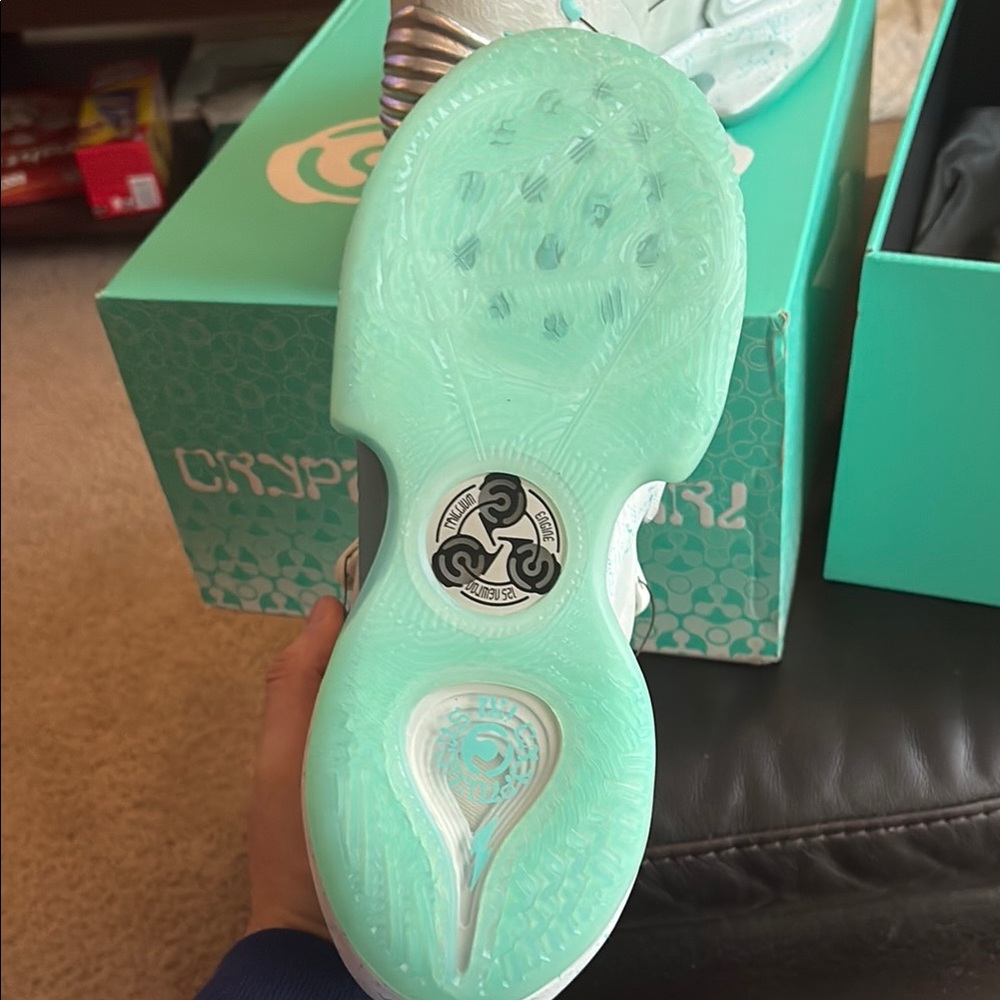 Nike Silver and Blue Athletic Shoes Modern Design - Picture 2 of 6